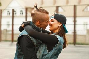 jeune couple étreignant et embrassant au stade. danseurs en vêtements en denim. photo