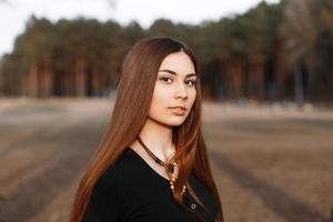 portrait d'une belle fille européenne dans une chaude journée de printemps. photo