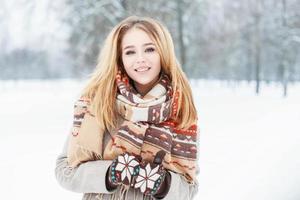 jeune belle fille avec un joli sourire en écharpe vintage et mitaines en journée d'hiver photo