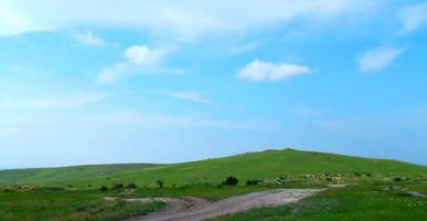 beau ciel sur les collines photo