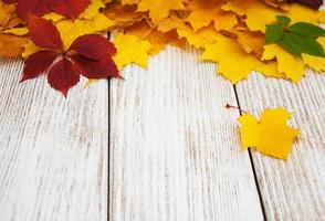 feuilles d'automne sur table en bois photo