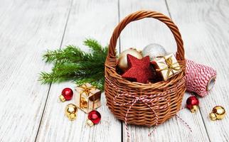 boules de noël dans le panier photo