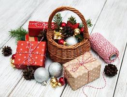 boules de noël dans le panier photo