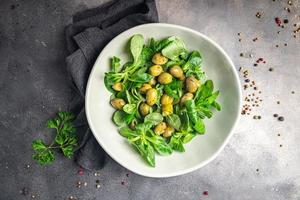 salade d'olives laitue frisée verte, mâche laitue de maïs repas sain frais snack alimentation sur la table copie espace arrière-plan alimentaire