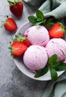 glace aux fraises maison avec des fraises fraîches photo