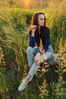 portrait d'une belle jeune femme sur le pré photo