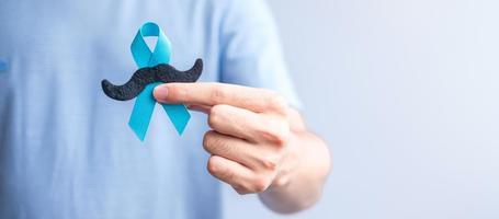 novembre mois de sensibilisation au cancer de la prostate, ruban bleu avec moustache pour soutenir les personnes vivant et malades. soins de santé, hommes internationaux, père et concept de la journée mondiale du cancer photo