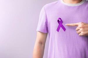 ruban violet pour la violence, le cancer du pancréas, de l'oesophage, des testicules, alzheimer, l'épilepsie, le lupus, la sarcoïdose et la fibromyalgie. mois de sensibilisation et concept de la journée mondiale du cancer photo