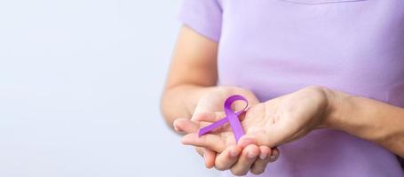 ruban violet pour la violence, le cancer du pancréas, de l'oesophage, des testicules, alzheimer, l'épilepsie, le lupus, la sarcoïdose et la fibromyalgie. mois de sensibilisation et concept de la journée mondiale du cancer photo