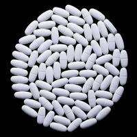 pilules blanches sur le noir