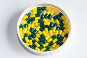 médicament capsule vert jaune isolé