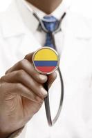 stéthoscope avec série conceptuelle de drapeau national - colombie photo