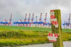 zone industrielle grues tour rouge phare digue paysage marin panorama allemagne. photo