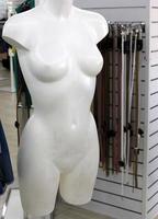 un mannequin se dresse sur une vitrine dans un grand magasin. photo