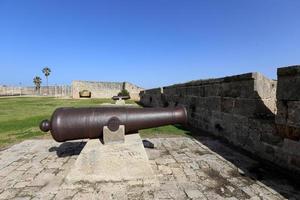 21 janvier 2019 Israël. vieux canon sur le mur de la forteresse dans la ville d'akko. photo