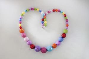 un collier coeur coloré photo