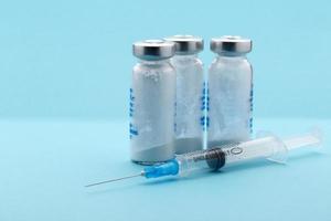 soins de santé et médecine, seringue, flacon de médicament sur fond bleu photo