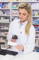 pharmacien scannant des médicaments photo