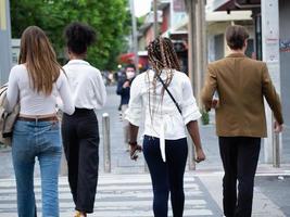 derrière féminin et masculin diversité africain afro cheveux en marchant parler relation amicale université éducation multiracial groupe collègue partenaire rue mode de vie liberté se détendre profiter amusement plein air Voyage photo