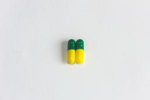 médicament capsule vert jaune isolé