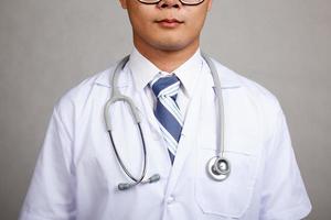 gros plan du corps du médecin de sexe masculin asiatique