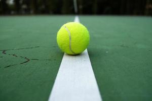 balle de tennis sur le terrain