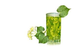 verre de thé chaud au citron vert. fond fleuri. photo