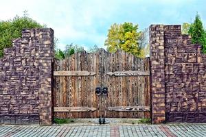 porte en bois sur fond de paysage d'automne photo