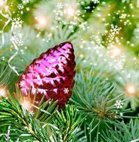 jouet de noël pomme de pin sur l'arbre photo