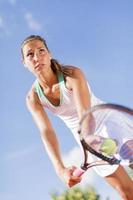 jeune femme jouant au tennis