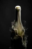 bouteille de champagne avec de la fumée