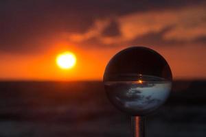 coucher de soleil avec boule de cristal