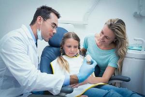 dentiste enseigner à une fille comment se brosser les dents