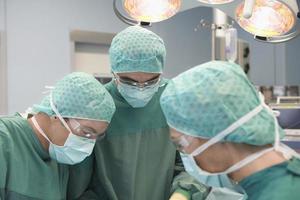 trois médecins en chirurgie