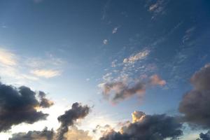 abstrait et arrière-plan de nuages sombres en soirée. avec un ciel bleu. photo