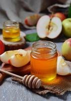 miel avec pomme pour rosh hashana, nouvel an juif photo