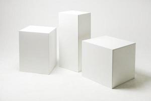 cubes blancs et parallélépipèdes sur studio photo moderne cyclorama