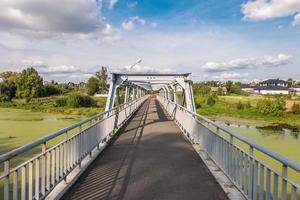 vue panoramique près du grand pont piétonnier énorme à travers la rivière photo