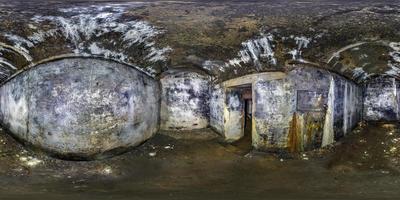 panorama complet et harmonieux vue d'angle à 360 degrés à l'intérieur de la forteresse de casemates souterraines militaires abandonnées en ruine de la première guerre mondiale en projection sphérique équirectangulaire, contenu vr d'horreur skybox photo