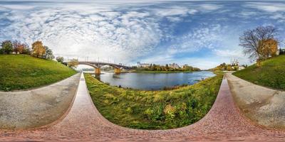 panorama sphérique complet et harmonieux vue à 360 degrés sur la rive d'une large rivière devant le pont dans le centre-ville. Panorama 360 en projection équirectangulaire, contenu de réalité virtuelle vr ar prêt photo