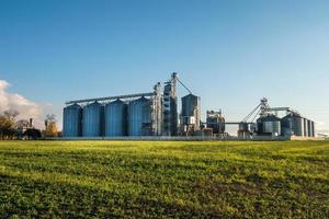 usine agro-alimentaire pour la transformation et les silos pour le nettoyage à sec et le stockage des produits agricoles, de la farine, des céréales et du grain photo