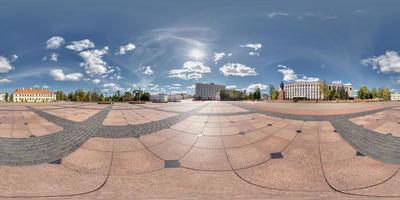 panorama complet à 360 degrés en projection sphérique équirectangulaire équidistante sur la place de la ville par une journée d'été ensoleillée photo