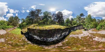 panorama complet et harmonieux 360 par 180 angle de vue ruiné forteresse militaire abandonnée de la première guerre mondiale en forêt en projection sphérique équirectangulaire, contenu skybox vr photo