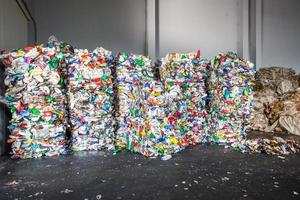 balles de déchets en plastique à l'usine de traitement des déchets. séparation du recyclage et stockage des ordures pour une élimination ultérieure, tri des ordures. entreprise de tri et de traitement des déchets. photo