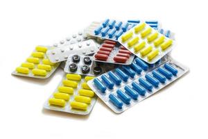 emballage de pilules et fournitures médicales sur fond blanc photo