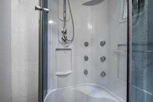 cabine de douche avec accessoire de douche mural photo