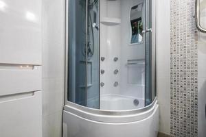 cabine de douche avec accessoire de douche mural photo