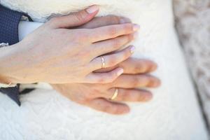 la mariée et le marié dans la nature. mains des jeunes mariés. Jour de mariage. la plus belle journée d'un jeune couple photo