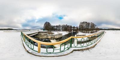 panorama hivernal sphérique complet et harmonieux vue à 360 degrés près du barrage du lac large. Panorama 360 en projection équirectangulaire, contenu de réalité virtuelle vr ar prêt photo
