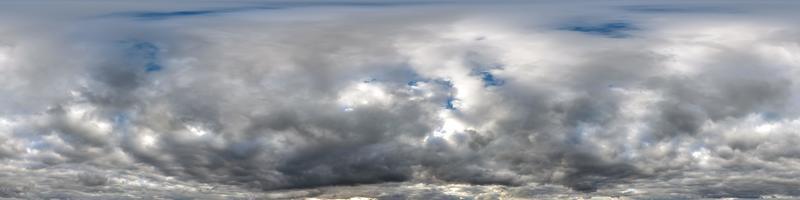 ciel bleu avec de beaux nuages sombres avant la tempête dans un panorama hdri harmonieux vue d'angle à 360 degrés avec zénith pour une utilisation dans les graphiques 3d ou le développement de jeux comme dôme du ciel ou modification d'un tir de drone photo